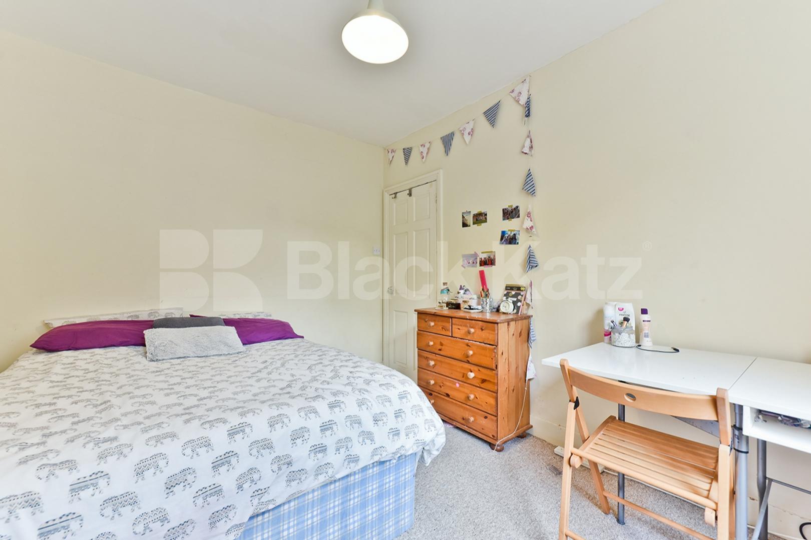 Stylish Georgian town house arranged over three floors & two Bathrooms Henshaw Street, Elephant and Castle/Borough